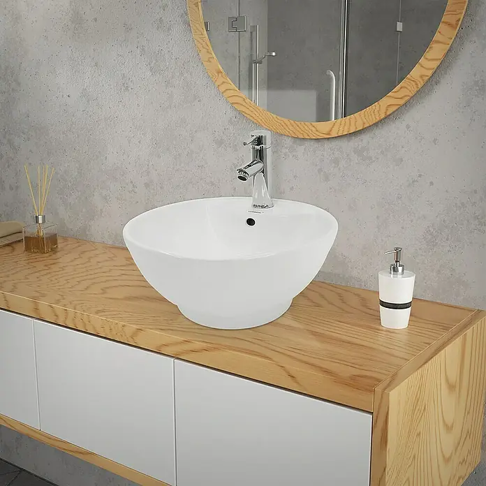 LuxeBath Aufsatzwaschbecken Aufsatzwaschtisch für Badezimmer inkl. Ablaufgarnitur mit Überlauf - Ohne Spezialglasur, Weiß, Silber - Nahaufnahme eines modernen Badezimmers mit einem stilvollen, runden Aufsatzwaschbecken und einem hölzernen Waschtischunterschrank.