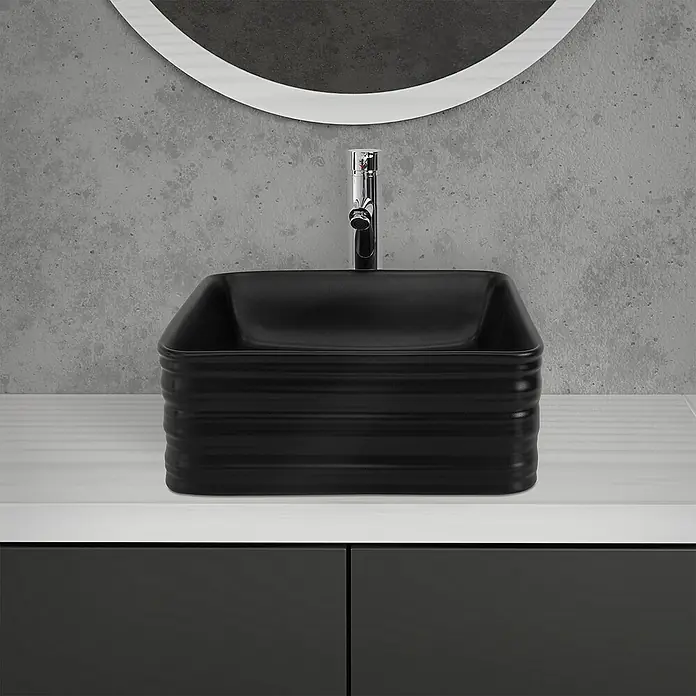 LuxeBath Aufsatzwaschbecken Quadratisch 39x39x15 cm Schwarz Ablaufgarnitur Schwarz - Ohne Spezialglasur, Schwarz - Elegantes Badezimmerwaschbecken: Schwarzes, eckiges Aufsatzwaschbecken mit geriffelter Textur unter einem runden Spiegel, das stilvolles Design und moderne Funktionalität vereint.