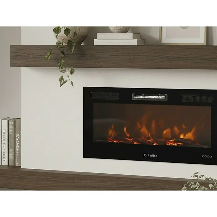 Purline Chimenea eléctrica insertable CHE-650 - Negro, 2.000 W, 13 x 116 x 42 cm - Primer plano de una chimenea eléctrica Purline con llamas realistas, incrustada en un diseño de pared moderno con estantes de madera.
