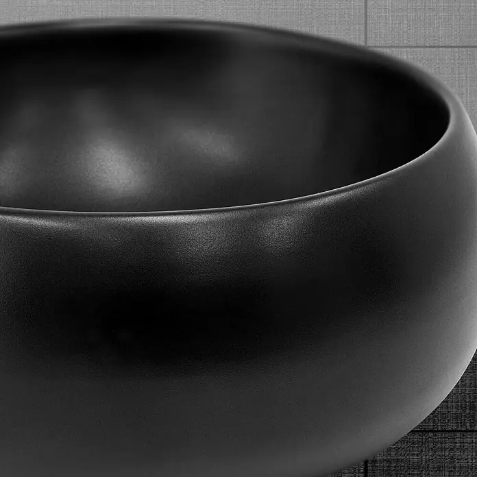 LuxeBath Aufsatzwaschbecken Handwaschbecken Schwarz inkl. Ablaufgarnitur ohne Überlauf - Ohne Spezialglasur, Schwarz - Nahaufnahme einer eleganten schwarzen Schale, die durch ihre schlichte Form und matte Oberfläche besticht.