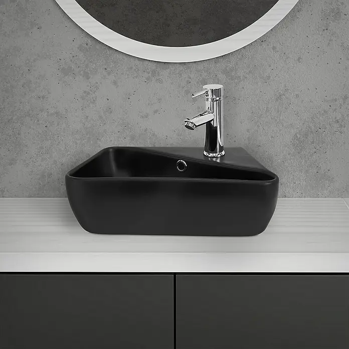 LuxeBath Aufsatzwaschbecken Waschtisch aus Keramik für Badezimmer / Gäste-WC - 27 x 45 cm, Ohne Spezialglasur, Schwarz - Elegantes, schwarzes Aufsatzwaschbecken mit modernem Chromhahn, montiert auf einem stilvollen Waschtisch. Perfekt für ein modernes Badezimmerdesign.