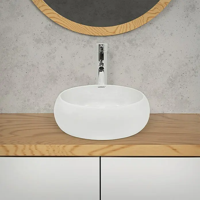 LuxeBath Aufsatzwaschbecken Aufsatzwaschtisch Waschschale Rund Weiß Spülbecken - 40 x 40 cm, Ohne Spezialglasur, Weiß - Nahaufnahme eines modernen Aufsatzwaschbeckens im Badezimmer mit Armatur und Spiegel.