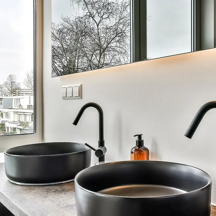 LuxeBath Aufsatzwaschbecken Handwaschbecken Waschplatz Rund für Badezimmer und für Gäste-WC - 36 x 36 cm, Ohne Spezialglasur, Schwarz - Elegantes Badezimmerwaschbecken-Design mit schwarzen Armaturen, das eine moderne und stilvolle Ästhetik bietet.