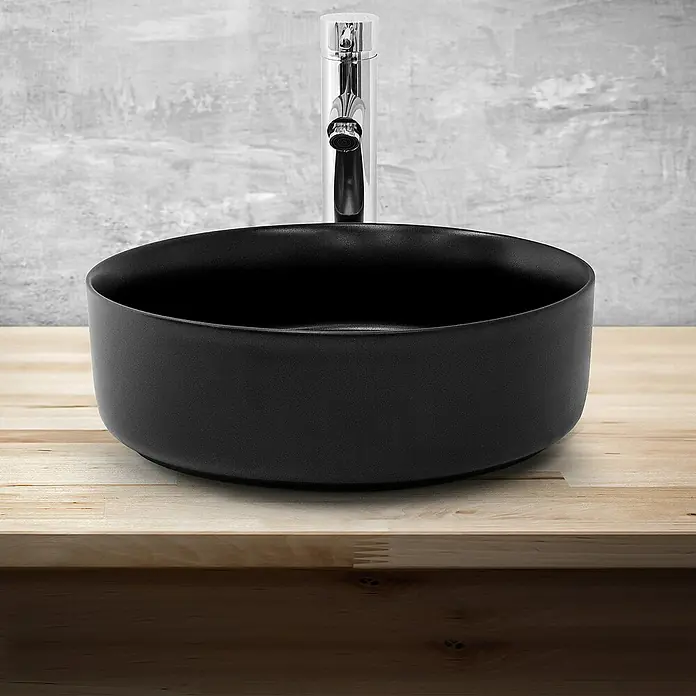 LuxeBath Aufsatzwaschbecken Handwaschbecken Waschplatz Rund für Badezimmer und für Gäste-WC - 36 x 36 cm, Ohne Spezialglasur, Schwarz - Elegantes, rundes, mattschwarzes Aufsatzwaschbecken mit einer modernen Armatur auf einer hellen Holzplatte für ein stilvolles Badezimmerdesign.