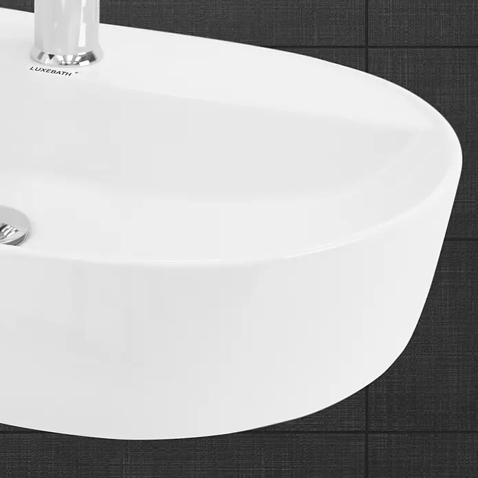 LuxeBath Aufsatzwaschbecken Waschtisch aus Keramik für Badezimmer / Gäste-WC - Ohne Spezialglasur, Weiß - Nahaufnahme eines eleganten weißen Waschbeckens von LUXEBATH vor einem dunklen Hintergrund, das moderne Design und Qualität vereint.