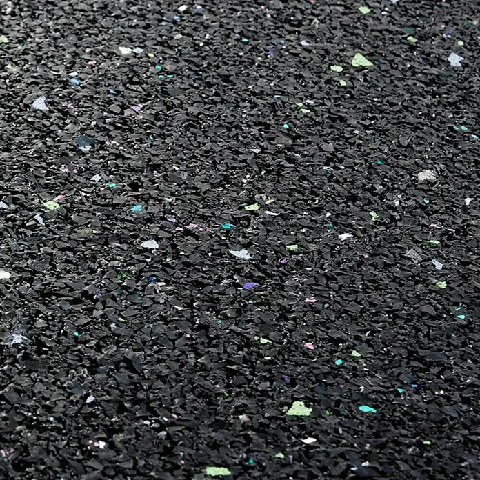 Floordirekt Unterlagsmatte Antivibrationsmatte 60 x 60 x 1 cm - 0,36 m², Stärke: 10 mm - Detailaufnahme eines schwarzen Gummigranulatbodens mit bunten Sprenkeln. Ideal für Sportbereiche und Spielplätze.