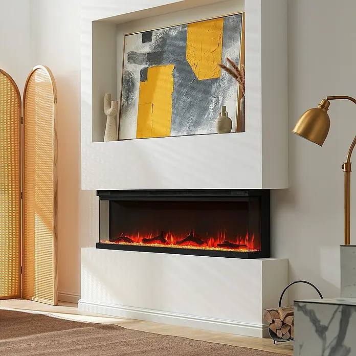 Balderia Elektrischer Kamin OR-60 3D-Flammeneffekt - Schwarz, 152,4 x 20 x 43 cm - Ein moderner elektrischer Kamin, eingebettet in eine weiße Wand, strahlt Wärme und Eleganz aus und wird von einem abstrakten Kunstwerk gekrönt.