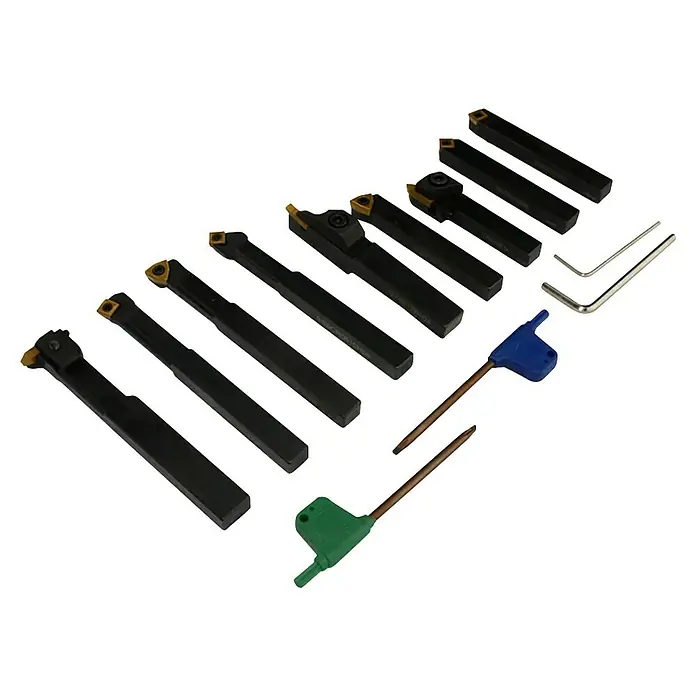 Rotwerk Wendeschneidplattenhalter-Set - Gesamtumfang: 9 -tlg. - Verschiedene Drehwerkzeuge und zugehörige Schraubenschlüssel in einer Werkstatt für Präzisionsbearbeitung.