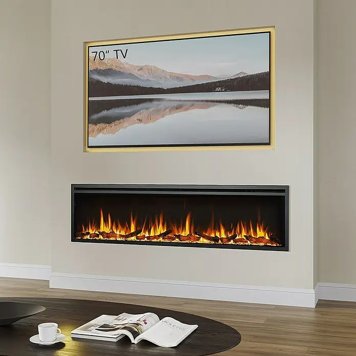 Balderia Elektrischer Kamin AT-72 3D-Flammeneffekt Wifi App - Schwarz, 183 x 14,6 x 48 cm - Wandmontierter Elektrokamin unter einem 70-Zoll-Fernseher, der ein ruhiges Seebild anzeigt. Der Kamin erzeugt eine warme, einladende Atmosphäre.