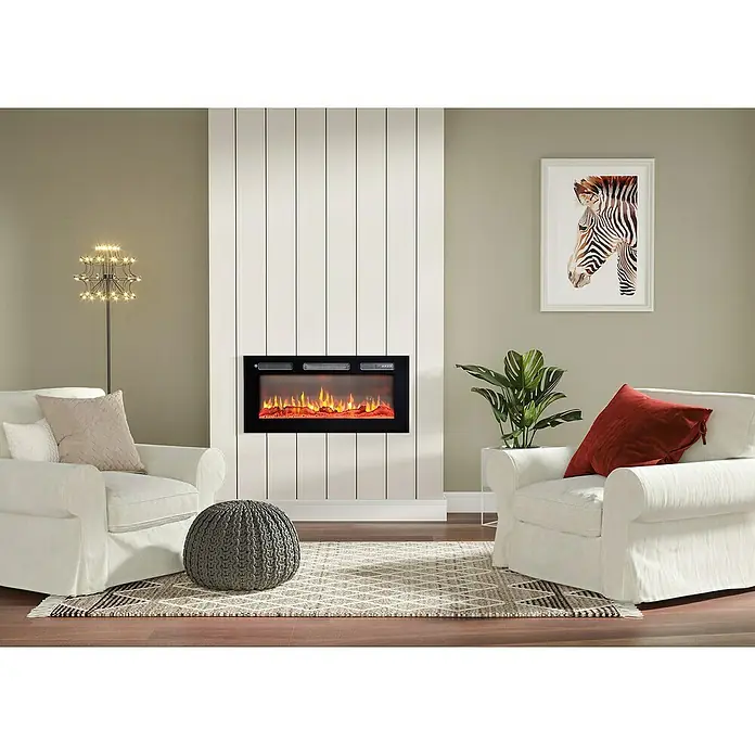 Balderia Elektrischer Kamin LE-36 3D-Flammeneffekt - Schwarz, 92 x 14 x 43 cm - Ein stilvolles Wohnzimmer mit einem modernen elektrischen Kamin, der Wärme und Eleganz ausstrahlt, umgeben von Sesseln und dekorativen Elementen.