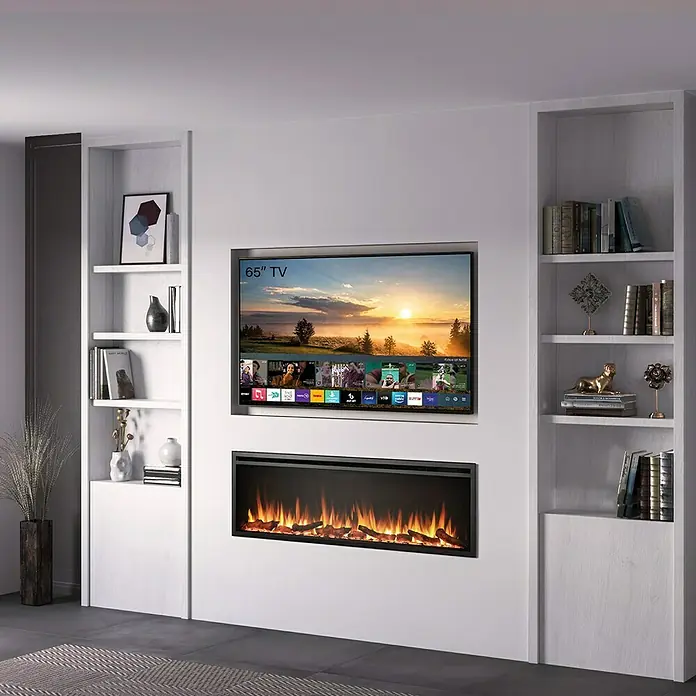 Balderia Elektrischer Kamin AT-60 3D-Flammeneffekt Wifi App - Schwarz, 152,4 x 14,6 x 48 cm - Eingebauter 65-Zoll-Fernseher und elektrischer Kamin, umgeben von weißen Regalen. Eine stilvolle Wohnzimmergestaltung für Unterhaltung und Wärme.