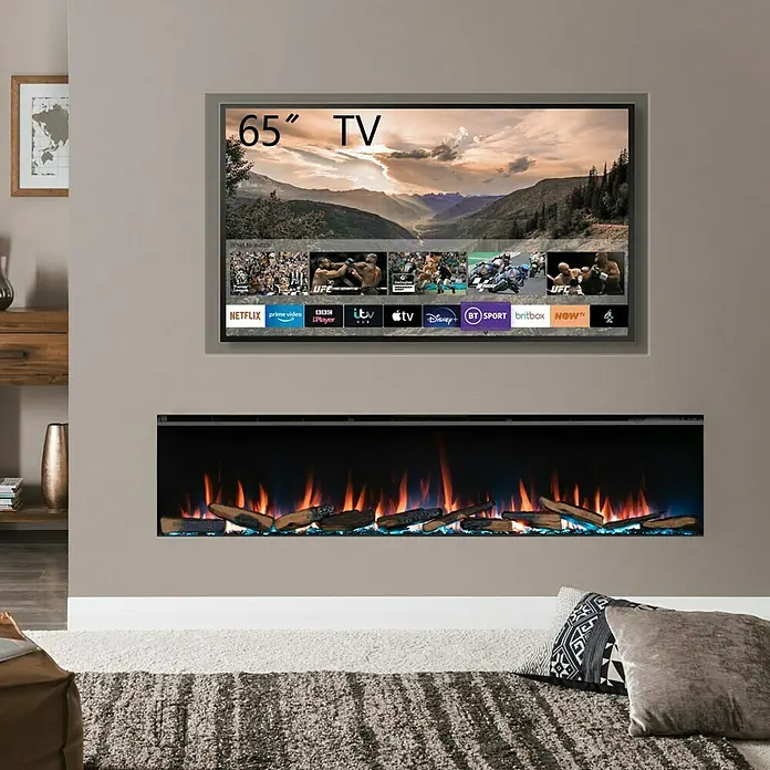 Balderia Elektrischer Kamin AH-72 3D-Flammeneffekt Wifi App - Schwarz, 182,8 x 20,6 x 49,3 cm - Großes Wohnzimmer mit einem 65-Zoll-Fernseher über einem modernen elektrischen Kamin, der eine warme und einladende Atmosphäre schafft.