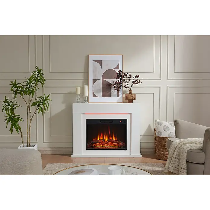 Balderia Elektrischer Kamin FD-WE 3D-Flammeneffekt - Weiß, 99,3 x 19,2 x 76 cm - Das Bild zeigt einen modernen Elektrokamin mit weißem Rahmen, der mit Deko-Elementen wie Kerzen und einem abstrakten Bild geschmückt ist.