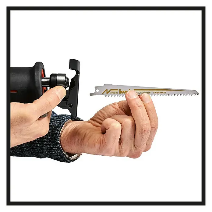 Einhell Universalsäge TE-AP 750 E - 750 W, Leerlaufhubzahl: 0 /min - 2.800 /min - Abgebildet ist eine Säbelsäge mit einem eingesetzten Metallsägeblatt, ideal für präzise Schnitte in verschiedenen Materialien.