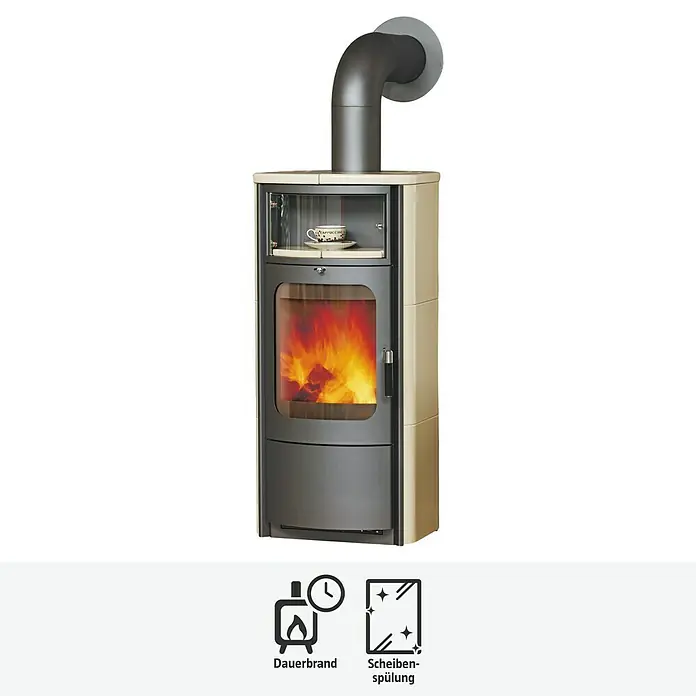 Hark Kaminofen Opera B - 5 kW, Raumheizvermögen: 138 m³, Material Verkleidung: Keramik, Creme - Bild eines Kaminofens mit Glasfenster und Teetasse im oberen Fach. Er bietet Dauerbrand und Scheibenspülung für klare Sicht.