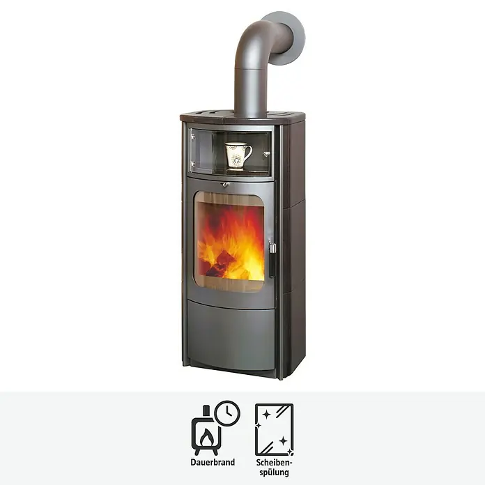 Hark Kaminofen Opera B - 7 kW, Raumheizvermögen: 193 m³, Material Verkleidung: Keramik, Schwarz - Abbildung eines Kaminofens mit Holzfeuer und Tasse auf einem Fach.