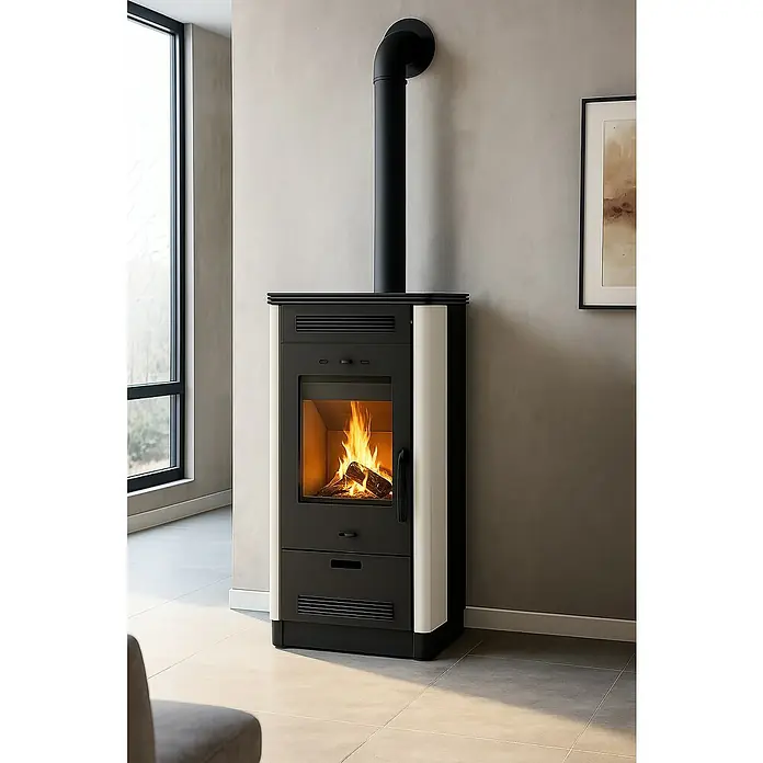 Firefix Kaminofen Etna 2.0 - L x B x H: 42,5 x 53,6 x 97 cm, Stahl, Weiß - Ein moderner Kaminofen mit schwarzen und weißen Akzenten und einem brennenden Feuer im Inneren, der Wärme und Atmosphäre in den Raum bringt.