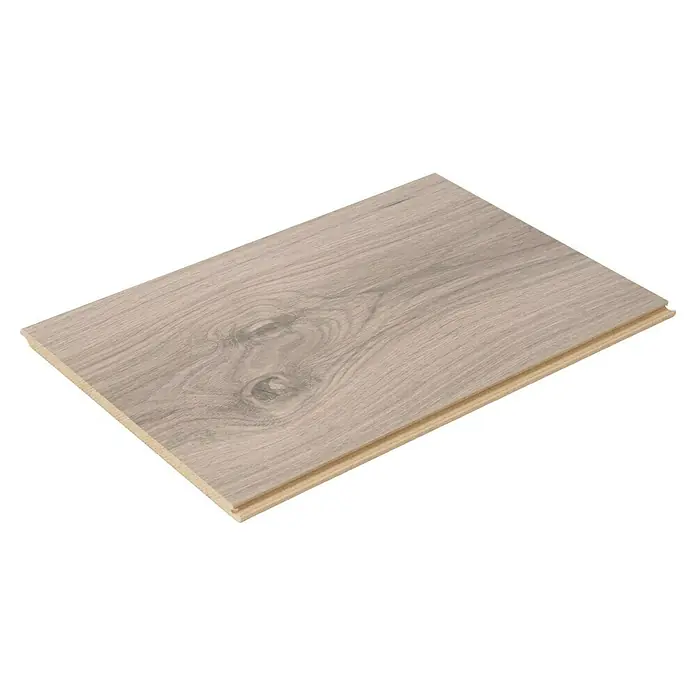 Egger Laminatmuster NatureSense Aqua - 297 x 193 x 8 mm, Landhausdiele, Pinot Eiche hellgrau - Nahaufnahme eines einzelnen Laminatbodens mit einer hellen Holzstruktur auf einem schwarzen Hintergrund.