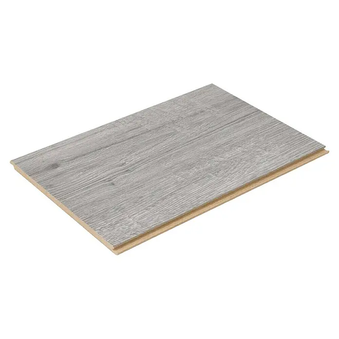 Egger Laminatmuster NatureSense Aqua - 297 x 193 x 8 mm, Landhausdiele, Sherman Eiche hellgrau - Ein einzelnes Laminatbodenpaneel in grauer Holzoptik, das die Details und die Schichtstruktur des Produkts hervorhebt.