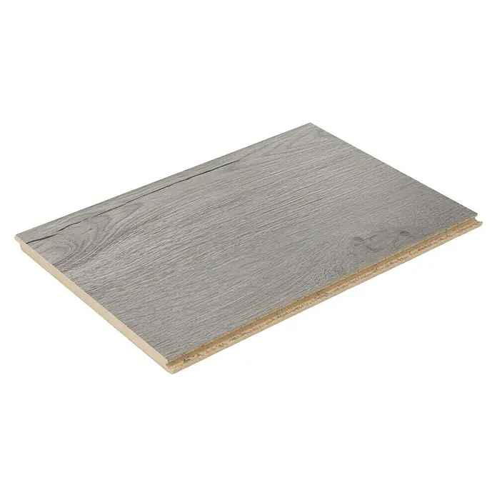 Egger Laminatmuster NatureSense Aqua - 297 x 193 x 10 mm, Landhausdiele, Avery Eiche grau - Ansicht eines einzelnen Laminatbodenbretts mit einer hellgrauen Holzmaserung und einer hellbraunen Unterlage, ideal für moderne Inneneinrichtungen.