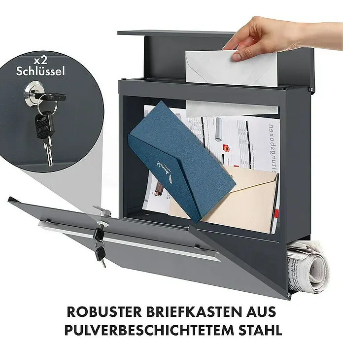 Floordirekt Wandbriefkasten Gaston mit Zeitungsfach und Edelstahl-Namensschild - Anthrazit, Stahl, Zeitungsfach - Bild eines grauen Briefkastens aus pulverbeschichtetem Stahl mit Schlüssel und Briefen.