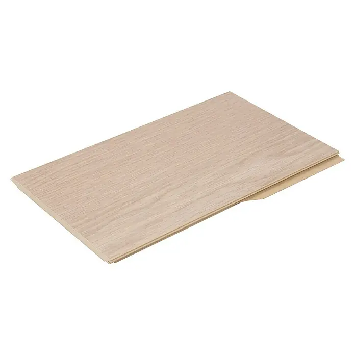 Egger Laminatmuster NatureSense Herringbone - 297 x 168 x 8 mm, Fischgrät, Baronia Eiche hell - Nahaufnahme einer einzelnen Diele eines hellen Laminatbodens, die die Holzmaserung und das Klicksystem zeigt. Ideal für Renovierungen.