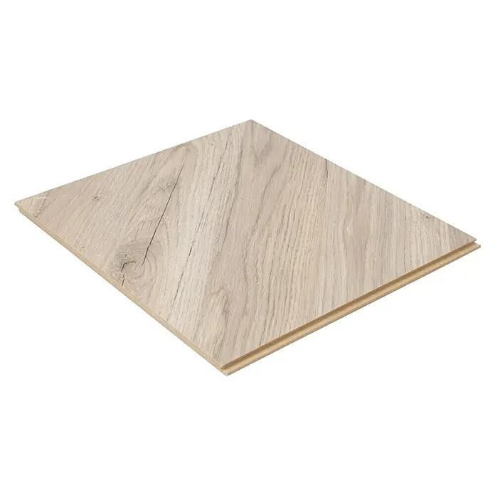 Egger Laminatmuster NatureSense - 297 x 327 x 8 mm, Fischgrät, Rillington Eiche hell - Nahaufnahme eines Laminatbodens, der eine natürliche Holzstruktur und eine helle Farbgebung aufweist. Ideal für moderne Wohnräume.