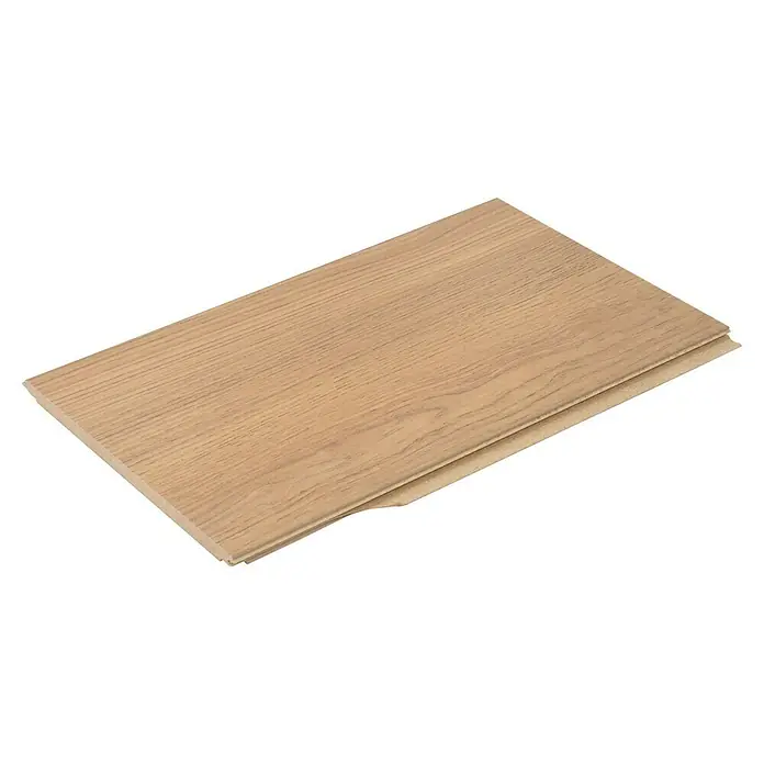 Egger Laminatmuster NatureSense Herringbone - 297 x 168 x 8 mm, Fischgrät, Casella Eiche natur - Nahaufnahme von zwei helle Laminatdielen mit Holzmaserung, die die natürliche Optik und Textur des Produkts hervorhebt.