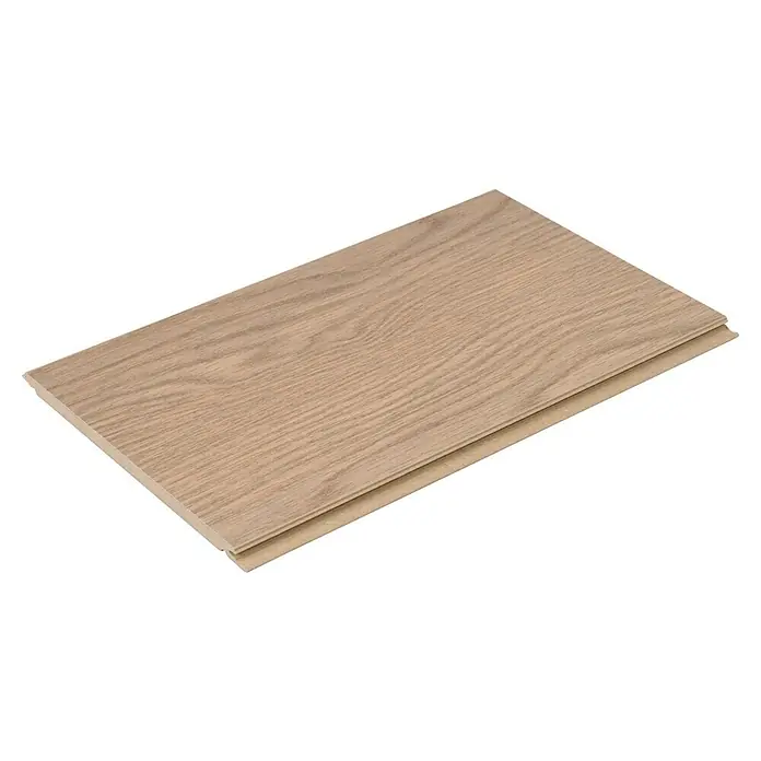 Egger Laminatmuster NatureSense Herringbone - 297 x 168 x 8 mm, Fischgrät, Baronia Eiche braun - Nahaufnahme einer Diele aus hellem Eichenparkett, die die natürliche Holzstruktur und die warme Farbe des Bodenbelags hervorhebt.