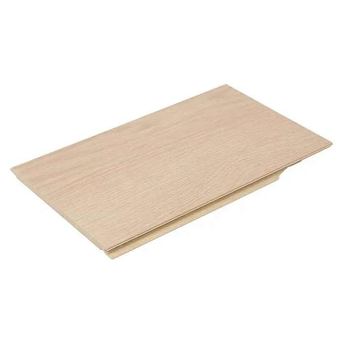 Egger Laminatmuster NatureSense Herringbone - 297 x 168 x 8 mm, Fischgrät, Baronia Eiche sand - Zwei helle Laminatdielen liegen übereinander und zeigen die natürliche Holzmaserung und die robuste Konstruktion. Ideal für stilvolle Bodenbeläge.