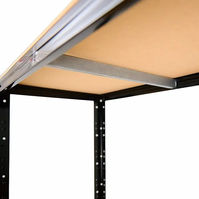 shelfplaza Schwerlastregal BLACK - H x B x T: 190 x 80 x 60 cm, Traglast pro Boden: 175 kg, Stecken, schwarz - Detailansicht eines schwarzen Metallregals mit einer hellbraunen Holzplatte, das Stabilität und Funktionalität vereint.