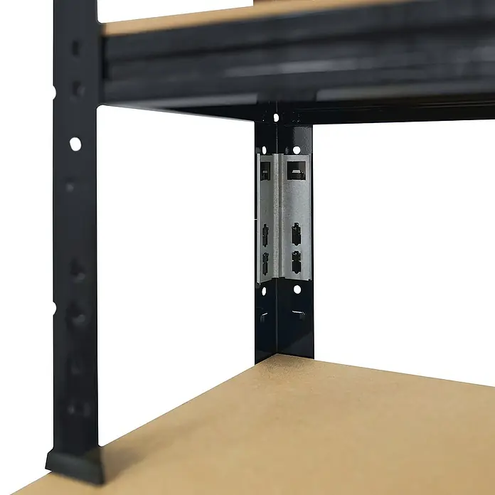 shelfplaza Schwerlastregal BLACK - H x B x T: 190 x 80 x 60 cm, Traglast pro Boden: 175 kg, Stecken, schwarz - Detailaufnahme eines schwarzen Metallregals mit braunen Regalböden, das Stabilität und Funktionalität vereint.