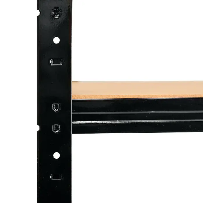 shelfplaza Schwerlastregal BLACK - H x B x T: 190 x 80 x 60 cm, Traglast pro Boden: 175 kg, Stecken, schwarz - Detailaufnahme eines schwarzen Metallregals mit einem hellen Holzregalbrett, das Stabilität und Funktionalität vereint.