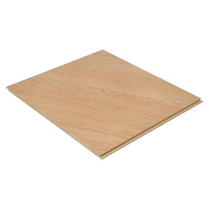 Egger Laminatmuster NatureSense - 297 x 327 x 8 mm, Fischgrät, Skanderborg Eiche honig - Detailaufnahme einer einzelnen Parkettfliese, die die natürliche Holzmaserung und die Verarbeitungsqualität hervorhebt.