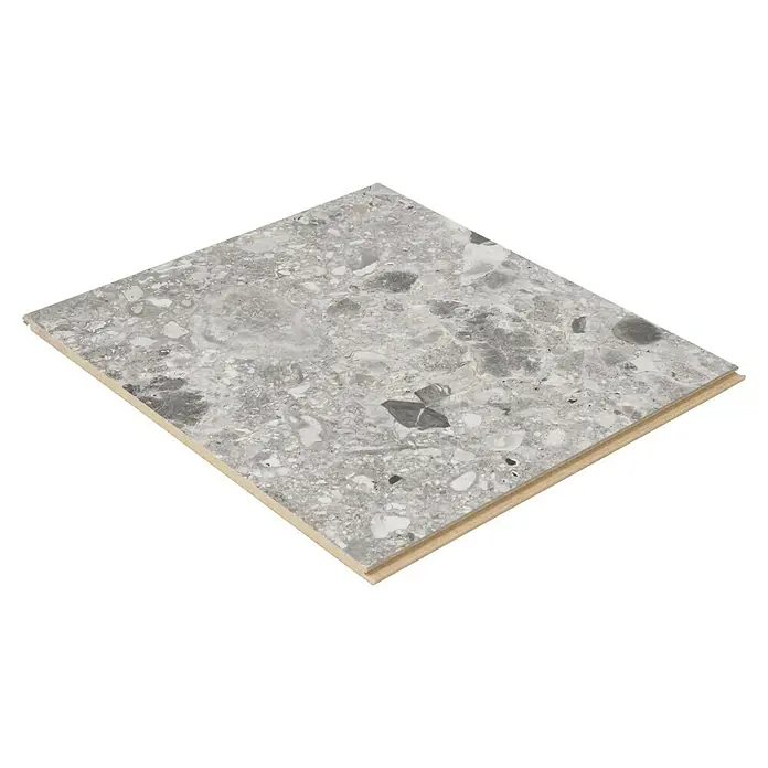 Egger Laminatmuster NatureSense Aqua - 297 x 327 x 8 mm, Fliesenoptik, Triestino Terrazzo grau - Nahaufnahme einer einzelnen grauen Terrazzo-Bodenfliese mit beiger Kante und subtilen Reflexionen auf einer dunklen Oberfläche.