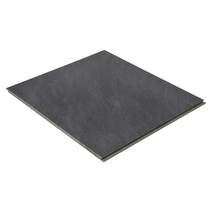 Egger Laminatmuster Aquadura+ - 297 x 327 x 7,5 mm, Fliesenoptik, Scivaro Schiefer - Das Bild zeigt eine einzelne, quadratische Vinylfliese in dunkler Schieferoptik mit einer helleren Unterlage. Ideal für moderne Bodenbeläge.