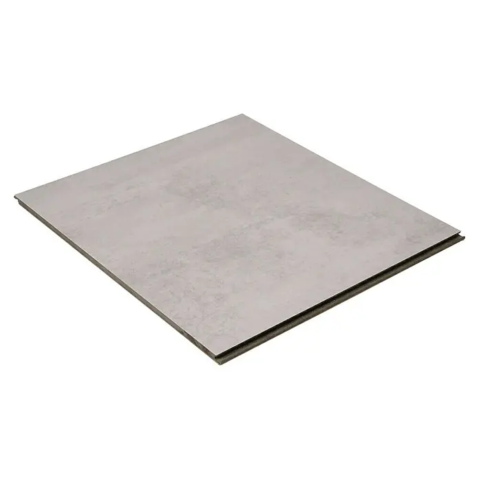 Egger Laminatmuster Aquadura+ - 297 x 327 x 7,5 mm, Fliesenoptik, Chromix silber - Ein einzelner Bodenbelag im neutralen Grauton liegt diagonal, die Textur und Schichtbauweise sind erkennbar. Ideal für moderne Wohnräume.