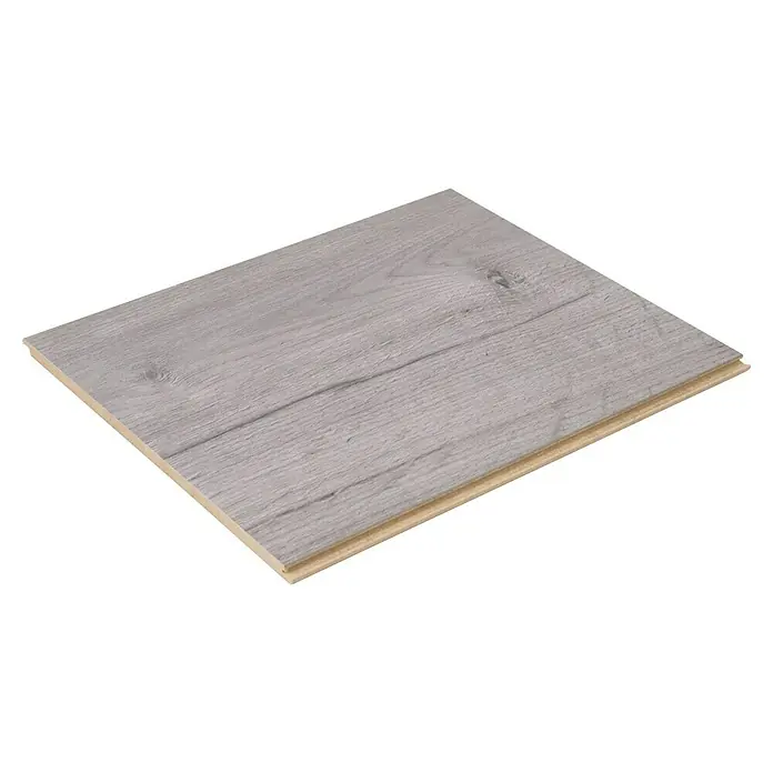 Egger Laminatmuster NatureSense Aqua - 297 x 246 x 8 mm, Landhausdiele, Loja Eiche hellgrau - Ein einzelnes, hellgraues Laminat-Paneel, das die Holzstruktur und die Schichtbauweise des Bodens zeigt.