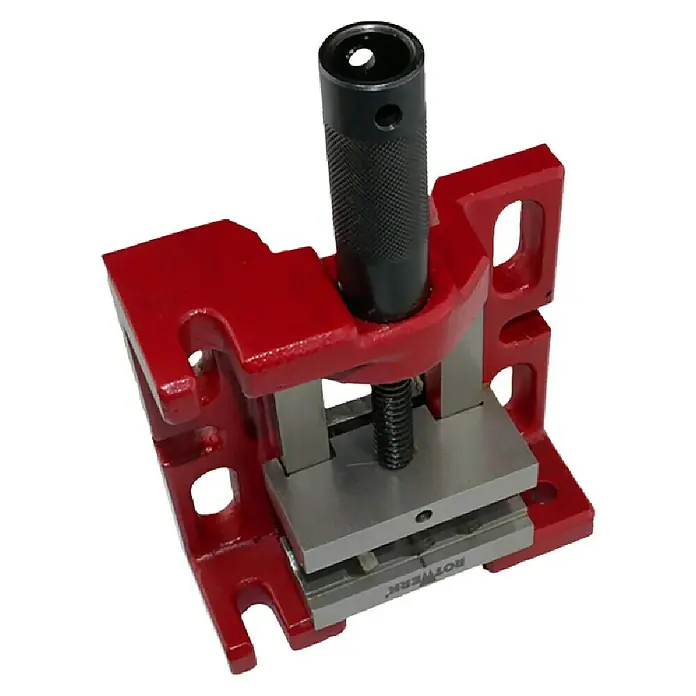 Rotwerk Maschinenschraubstock - Backenbreite: 80 mm - Eine rote ROTWERK Universal-V-Spannvorrichtung mit einem schwarzen Griff zum präzisen Spannen von Werkstücken.
