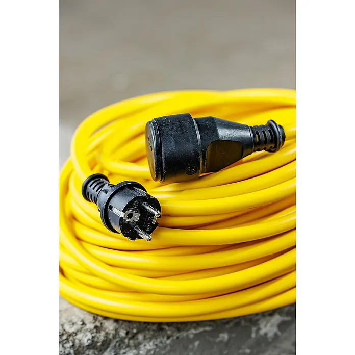 as-schwabe Verlängerungskabel AT-N07V3V3-F 3G1,5 - 5 m, Gelb, IP44 - Gelbes Verlängerungskabel mit schwarzem Stecker und Kupplung im Detail, ideal für den Einsatz im Freien und im Garten.