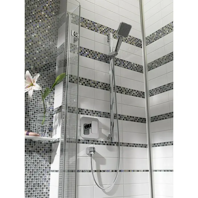 Mosaikfliese Crystal Mix XCM M840 - 30,5 x 32,2 cm, Grau, Glänzend - Das Bild zeigt eine moderne Duschkabine mit stilvollen Fliesen und einer eleganten Duscharmatur. Ein minimalistisches Design für ein luxuriöses Badezimmer.