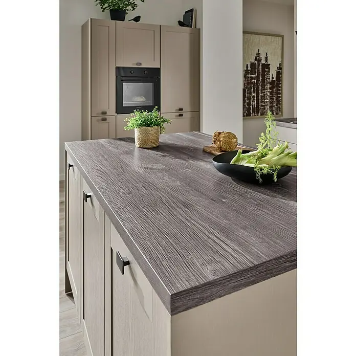LOGOCLIC Küchenarbeitsplatte nach Maß Elementa Pro XL - Outback Grey, Stärke: 3,8 cm, Breite: 90 cm - Detailaufnahme einer Kücheninsel mit Arbeitsplatte in Holzoptik, die eine moderne und stilvolle Atmosphäre schafft.