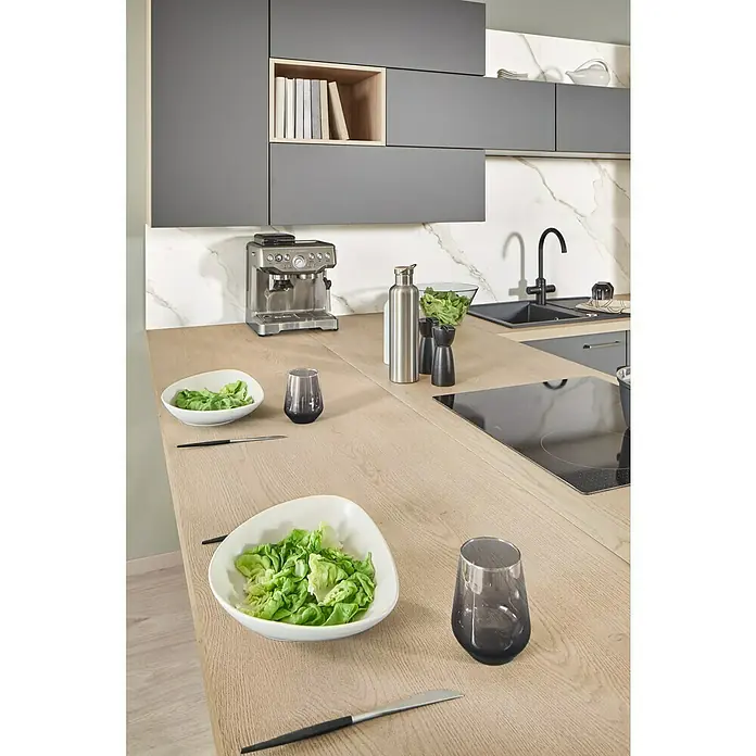 LOGOCLIC Küchenrückwand Fixmaß - Rhea Gold/Calisto Sand, 410 x 64 cm, Stärke: 13,4 mm - Küchenstillleben mit einer modernen Espressomaschine und einer stilvollen Salatpräsentation auf einer hellen Holzoberfläche.