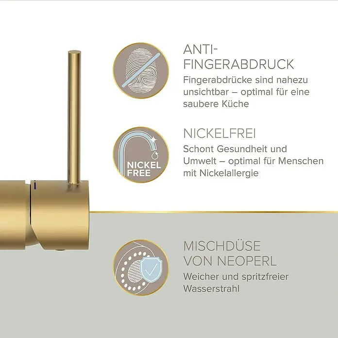 Lenz Spültischarmatur Kalani 2 - Gold, Matt, Höhe: 46 mm, Messing - Nahaufnahme einer goldenen Küchenarmatur mit Hinweisen auf Anti-Fingerabdruck, Nickelfreiheit und Mischdüse.