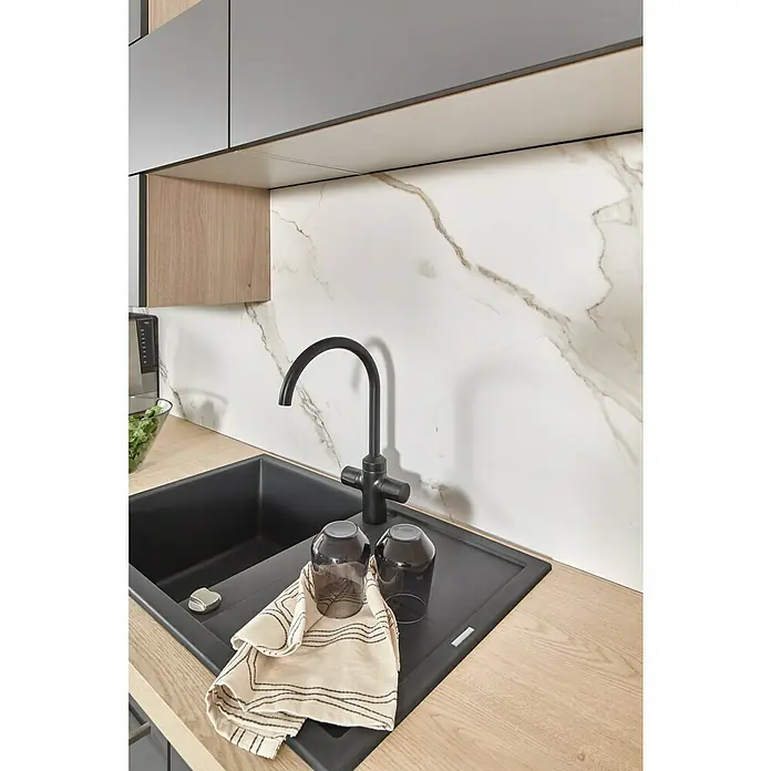 LOGOCLIC Küchenrückwand Fixmaß - Rhea Gold/Calisto Sand, 410 x 64 cm, Stärke: 13,4 mm - Küchenspüle mit modernem, schwarzem Wasserhahn, zwei Gläsern und einem Geschirrtuch. Elegantes Design für moderne Küchen.
