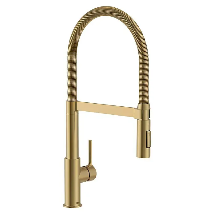 Lenz Spültischarmatur Aluna - Gold, Matt - Nahaufnahme eines goldenen Küchenarmatur mit flexiblem Auslauf und modernem Design vor schwarzem Hintergrund.
