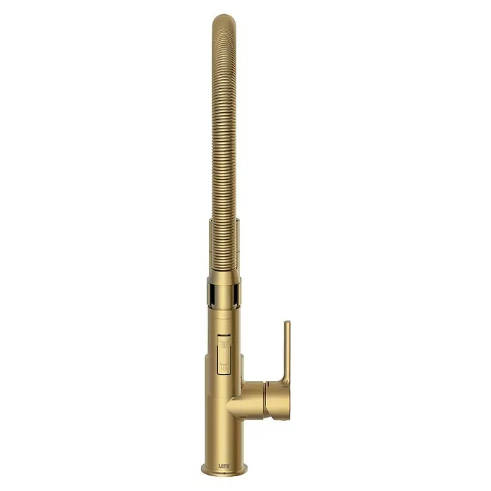 Lenz Spültischarmatur Aluna - Gold, Matt - Detailaufnahme einer goldenen Küchenarmatur mit einem spiralförmigen, flexiblen Auslauf, der Eleganz und Funktionalität vereint.