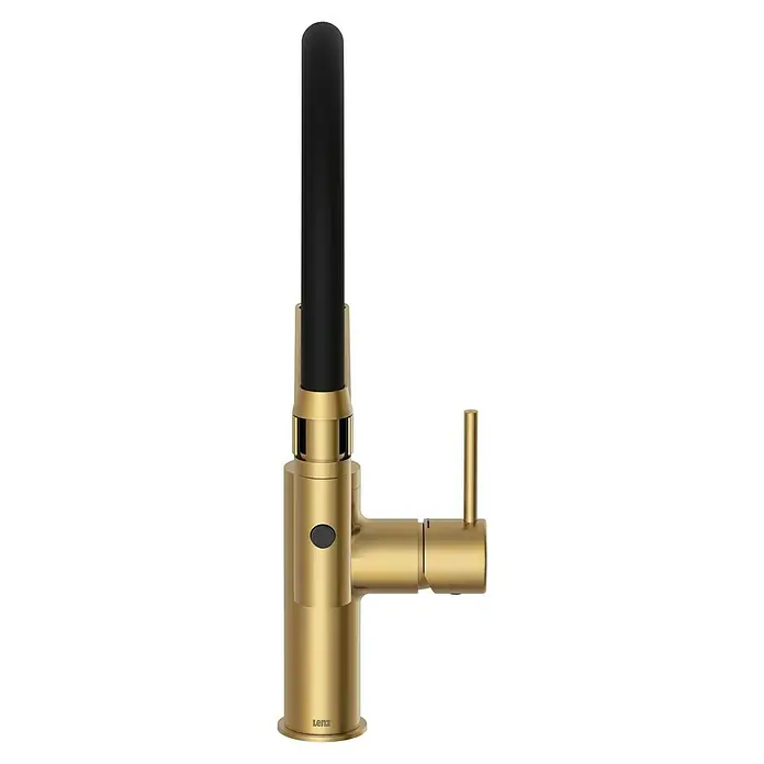 Lenz Spültischarmatur Nalu - Gold, Matt - Nahaufnahme einer goldenen Lenz Küchenarmatur mit einem schlanken, schwarzen Auslauf, die modernes Design und Funktionalität vereint.