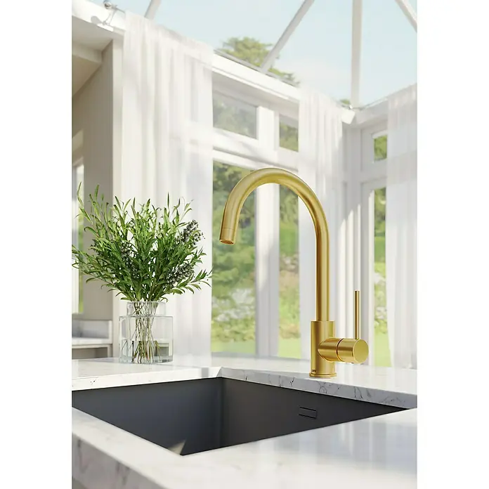 Lenz Spültischarmatur Lio - Gold, Matt - Eleganter goldener Wasserhahn in einer modernen Küche mit Marmorarbeitsplatte und stilvollem Waschbecken.