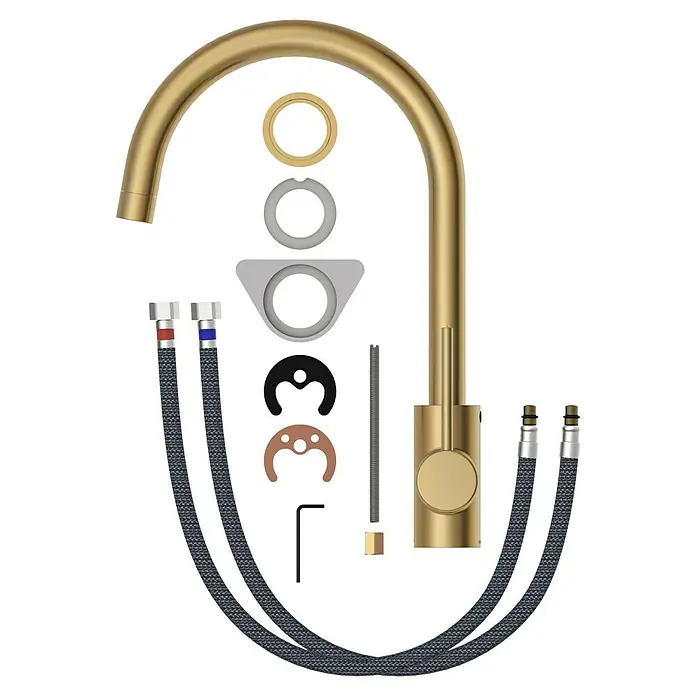 Lenz Spültischarmatur Lio - Gold, Matt - Nahaufnahme eines goldfarbenen Küchenarmatur-Kits mit verschiedenen Installationskomponenten auf schwarzem Hintergrund.
